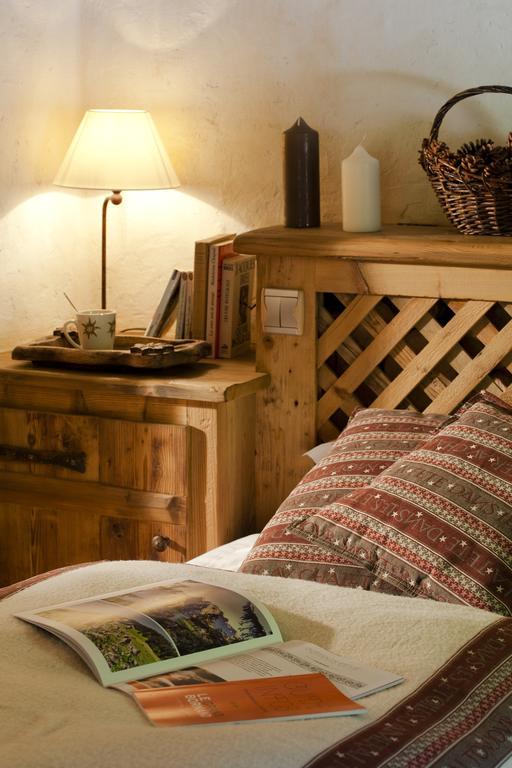 Chalet-Hotel Les Fermes De Pierre & Anna Le Grand-Bornand Room photo